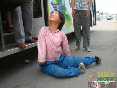������ѩƼ����һλ����֮�е������ߣ���񱻼ѽ�ʿ���ͯϣ������������ļѽ�ʿ������ר�Ϊ��ѩƼ�ṩȫ�����Ʒѣ����������ꣶ�£�������������һ��������·�ˣ����������ĺ�������ע��������