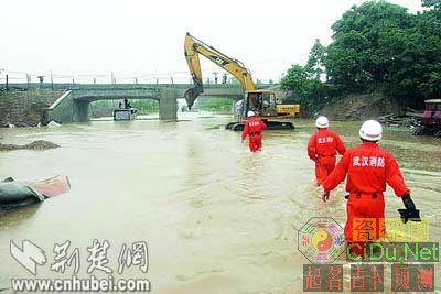 武汉遭暴雨袭击 部分地区渍水达2米(组图)