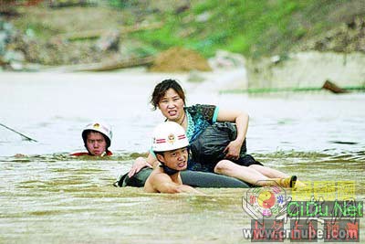 武汉遭暴雨袭击 部分地区渍水达2米(组图)
