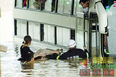 武汉遭暴雨袭击 部分地区渍水达2米(组图)