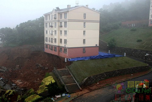 ��������ɽ�廬�� һ����¥�ػ����������