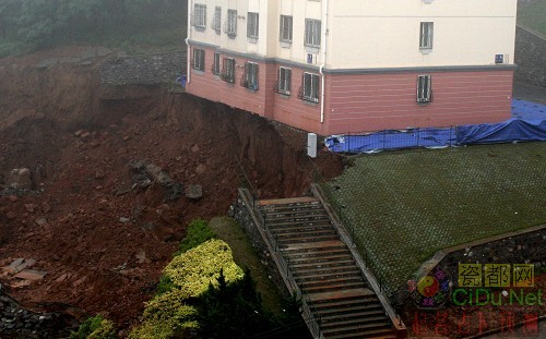 ��������ɽ�廬�� һ����¥�ػ����������